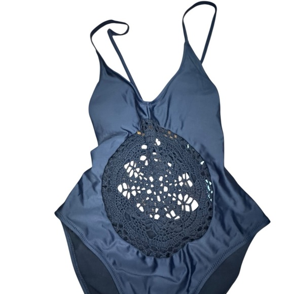 Cupshe black crochet accent one piece swimsuit Med NWT - Picture 2 of 5
